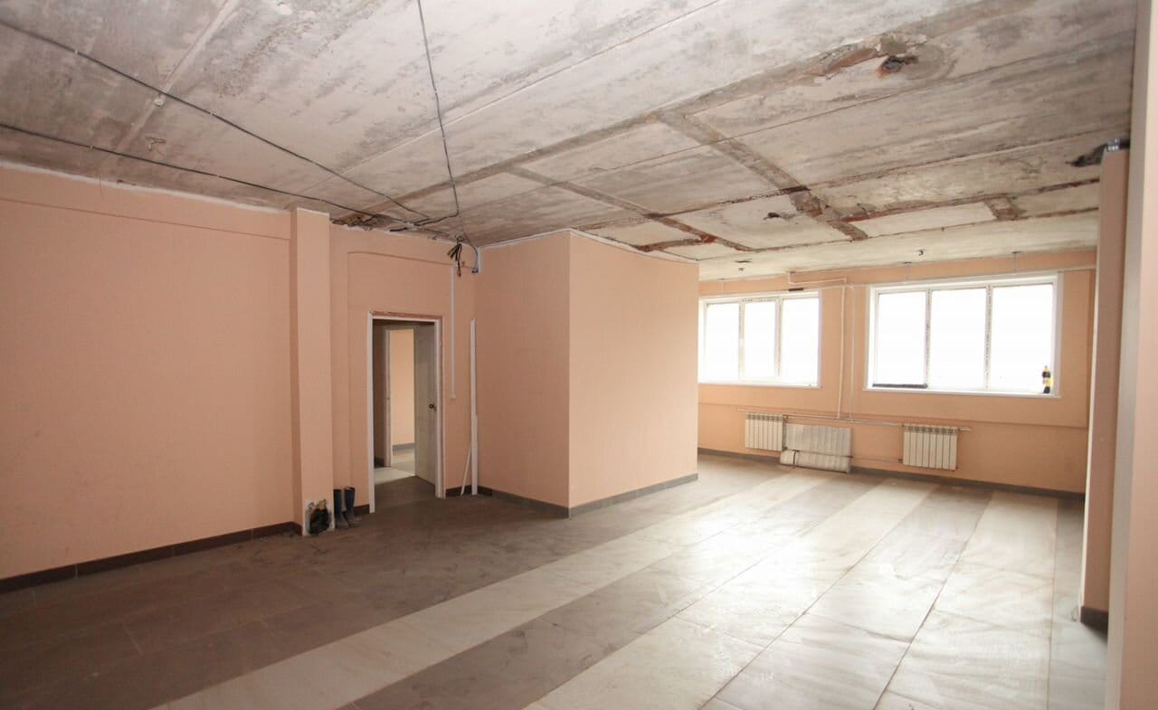 Офисное помещение 130 м² на Солониковской — просторный кабинет с окнами