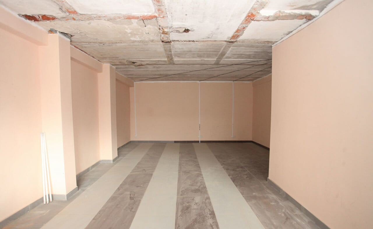 Помещение 130 м² — комната с готовой отделкой и напольным покрытием