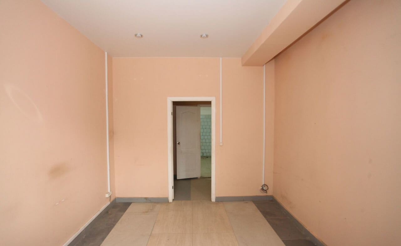 Помещение 130 м² — комната с дверью в смежное помещение