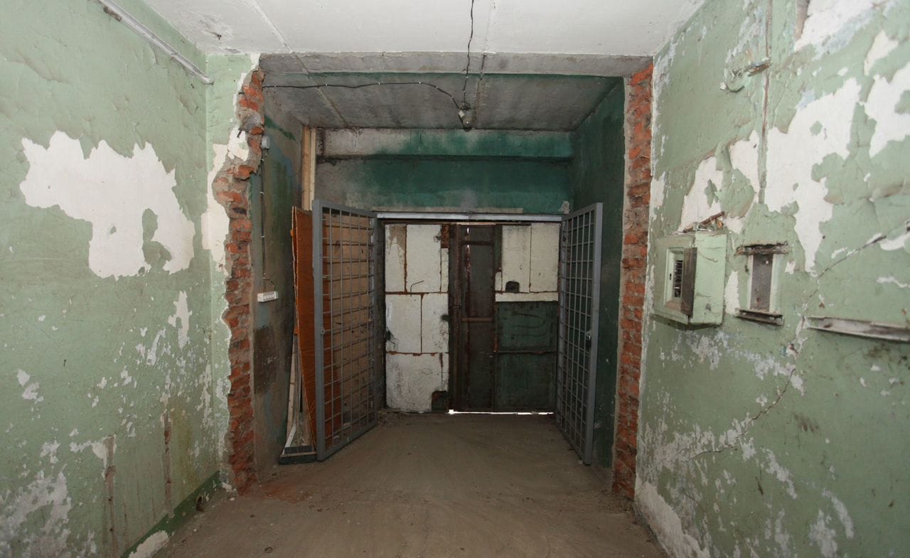 Помещение 150 м² — вход в цех с металлической дверью