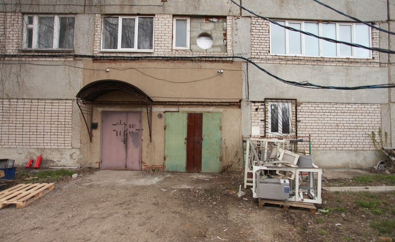 Здание на Солониковской, 2 — входная группа со стороны двора